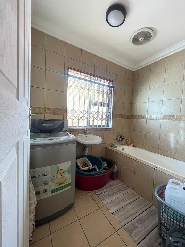 5 Bedroom Property for Sale in Ilitha Park Western Cape